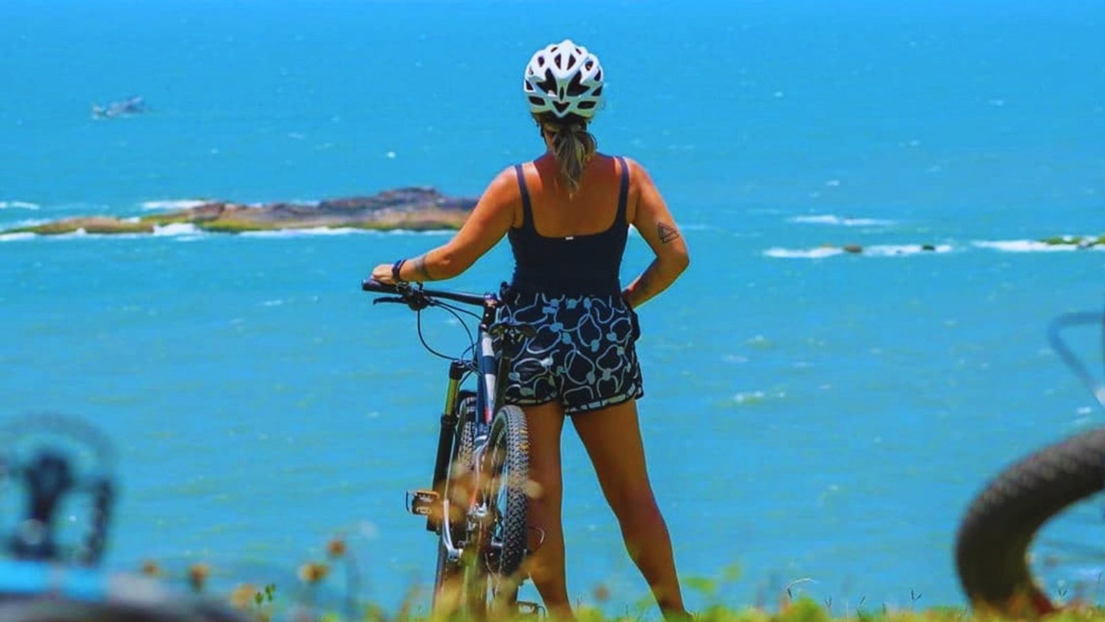 Ciclista na orla de Garopaba