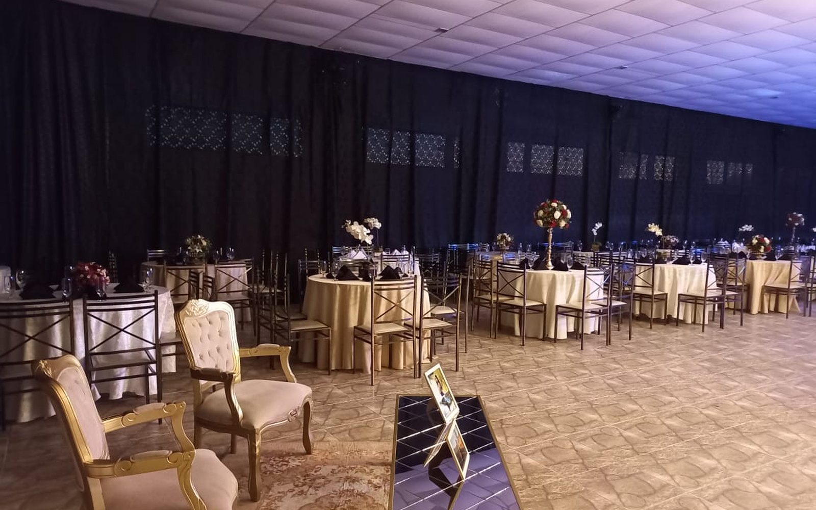 Salão de eventos do Garopaba Esporte Clube montado para evento